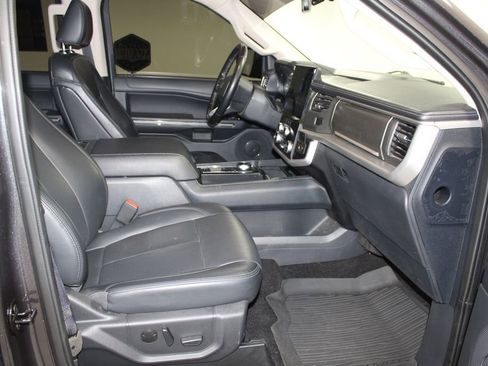 Used 2023 Ford Expedition XLT image 30