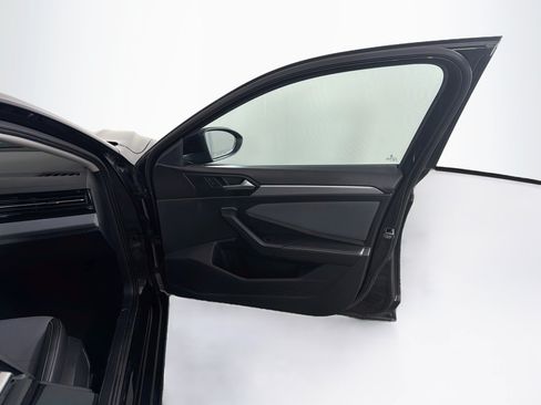 Used 2025 Volkswagen Jetta SE FWD image 32