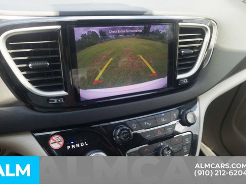 Used 2024 Chrysler Pacifica Touring-L FWD image 8