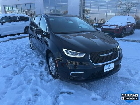 Used 2025 Chrysler Pacifica Select image 7