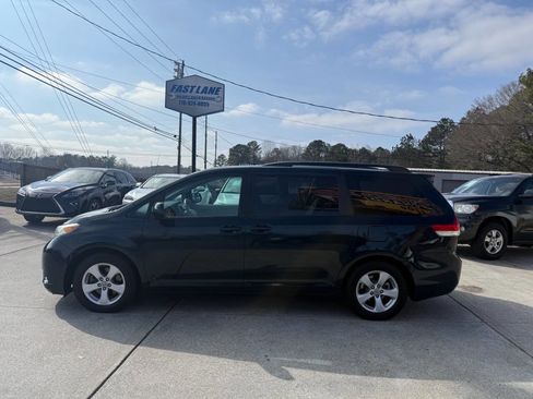 Used 2011 Toyota Sienna LE image 4