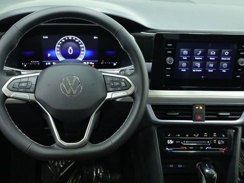 New 2025 Volkswagen Taos SE w/ Panoramic Sunroof Package FWD image 13
