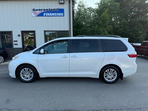 Used 2015 Toyota Sienna XLE Premium FWD image 7