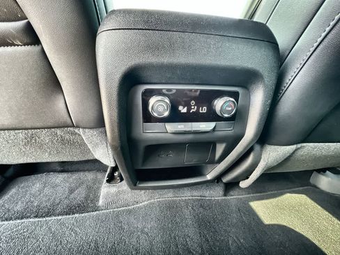 Used 2025 Chevrolet Traverse LT image 21