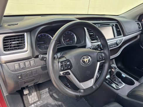Used 2018 Toyota Highlander Plus AWD/4WD image 12