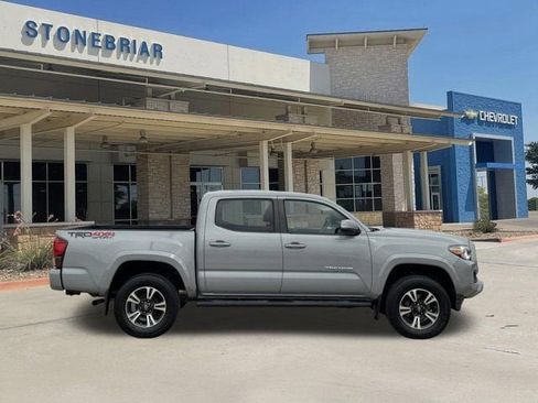 Used 2018 Toyota Tacoma TRD Sport image 4