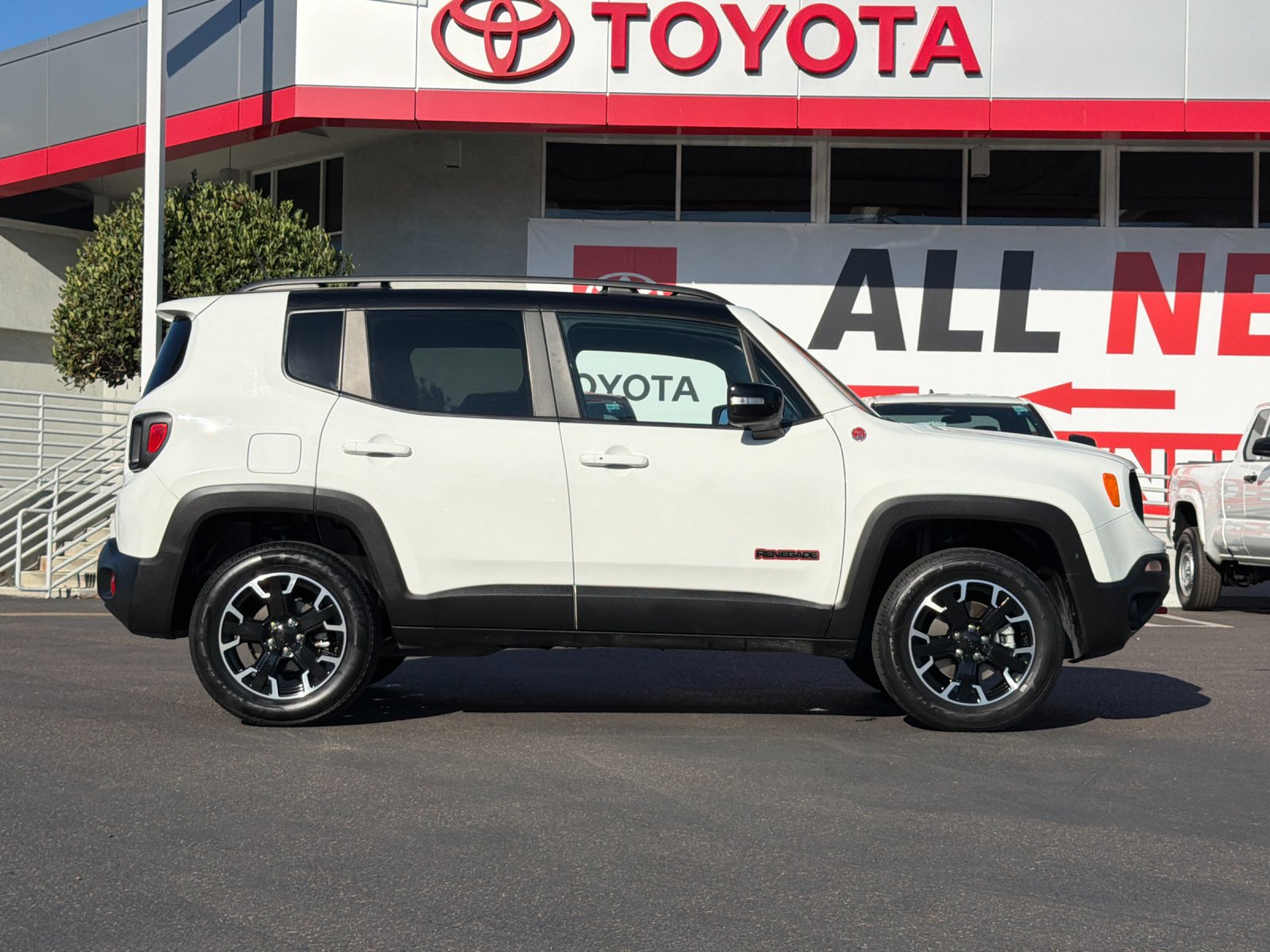 Used 2023 Jeep Renegade Trailhawk AWD/4WD image 6