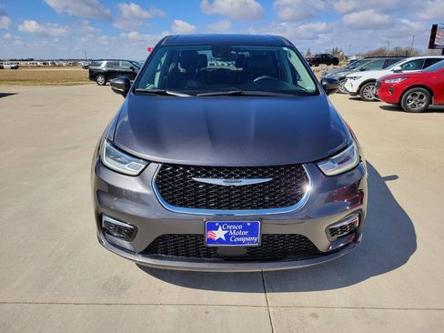 Used 2023 Chrysler Pacifica Touring-L FWD image 8