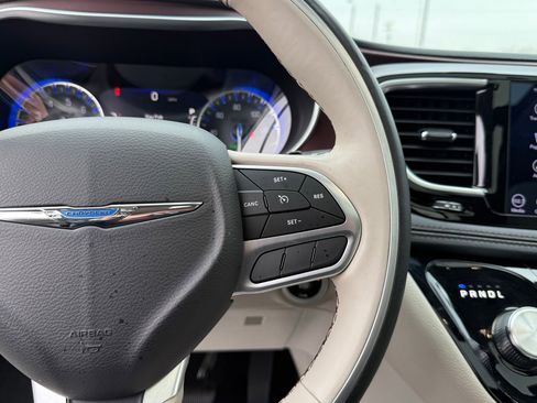 Used 2020 Chrysler Pacifica Limited image 59