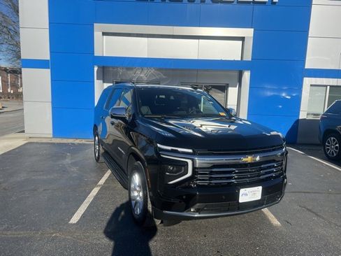 Used 2025 Chevrolet Suburban Premier image 3