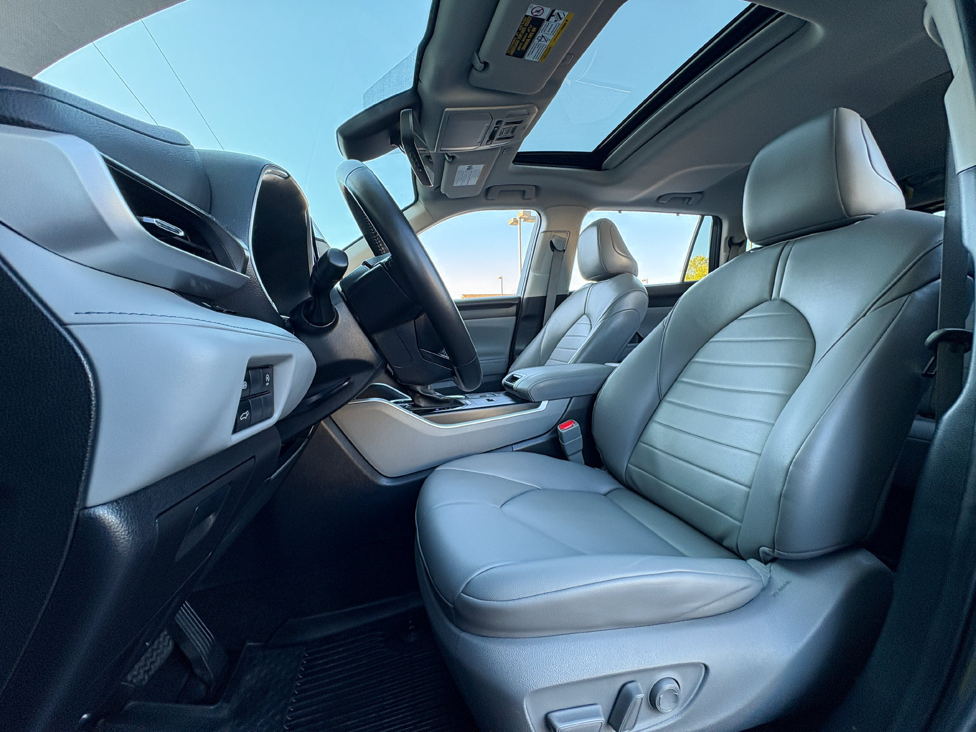 Used 2023 Toyota Highlander XLE FWD image 18