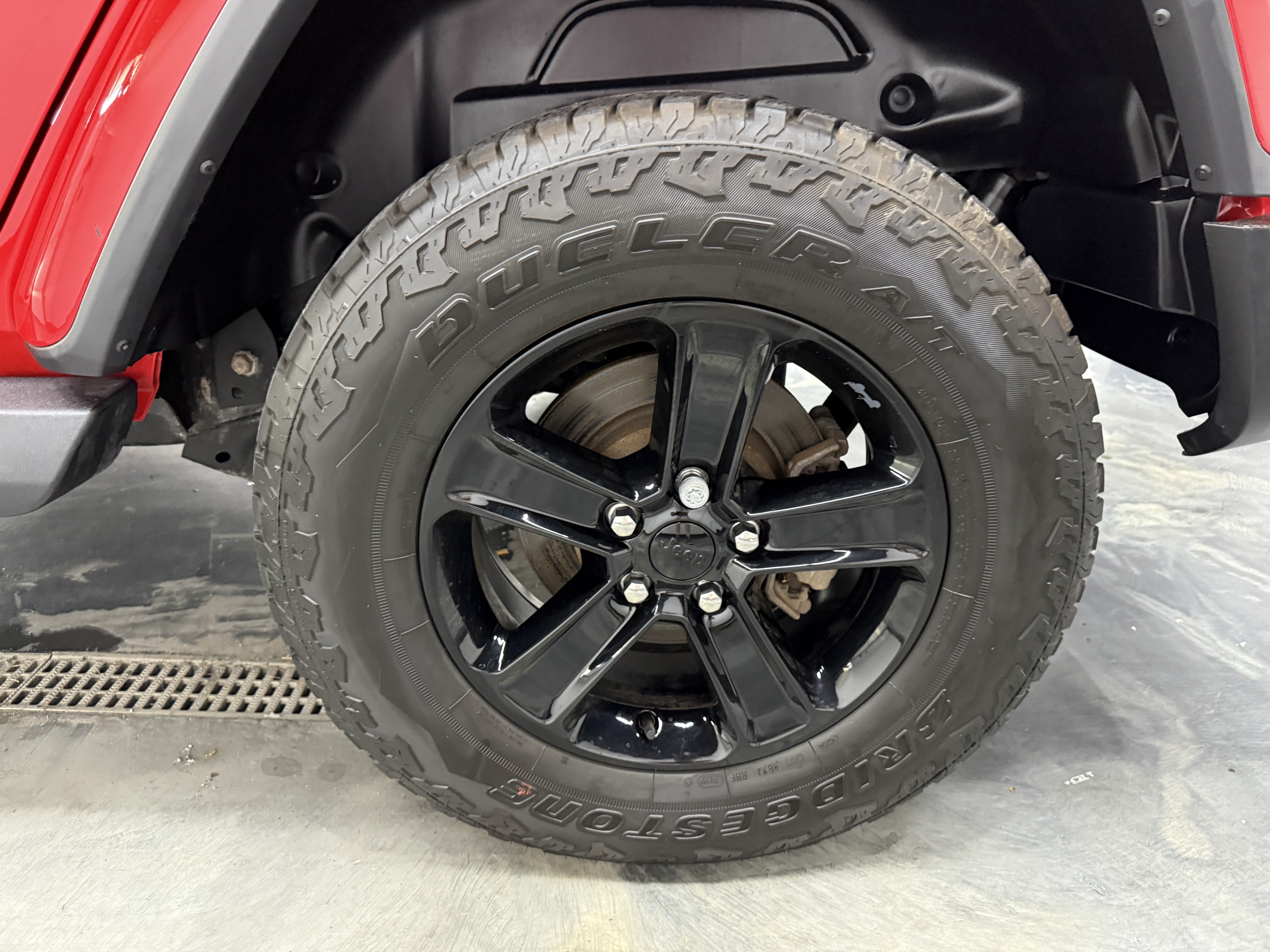 Used 2022 Jeep Wrangler Unlimited Sahara AWD/4WD image 25