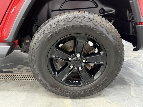 Used 2022 Jeep Wrangler Unlimited Sahara AWD/4WD image 25