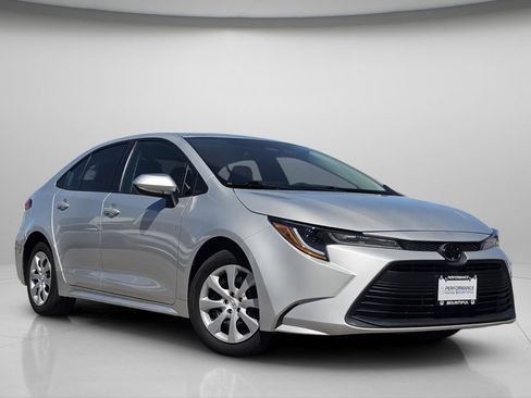 Used 2024 Toyota Corolla LE FWD image 2