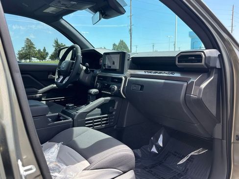 Used 2025 Toyota Tacoma TRD Sport AWD/4WD image 22