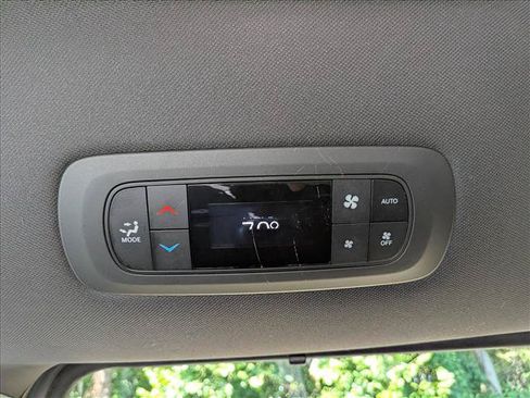 Used 2025 Chrysler Pacifica Select FWD image 27