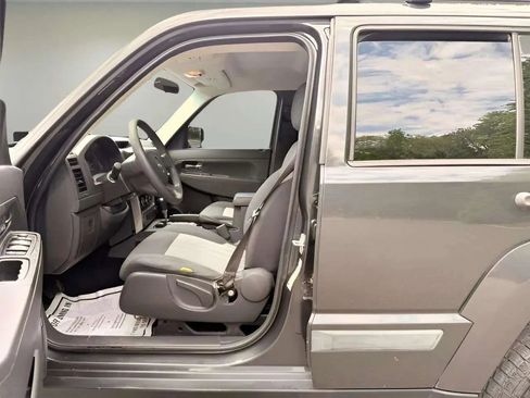 Used 2010 Jeep Liberty Sport image 39