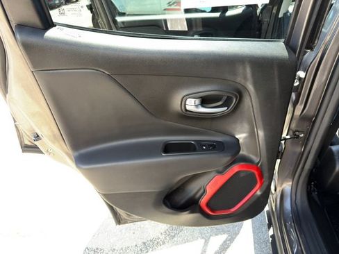 Used 2017 Jeep Renegade Trailhawk AWD/4WD image 18