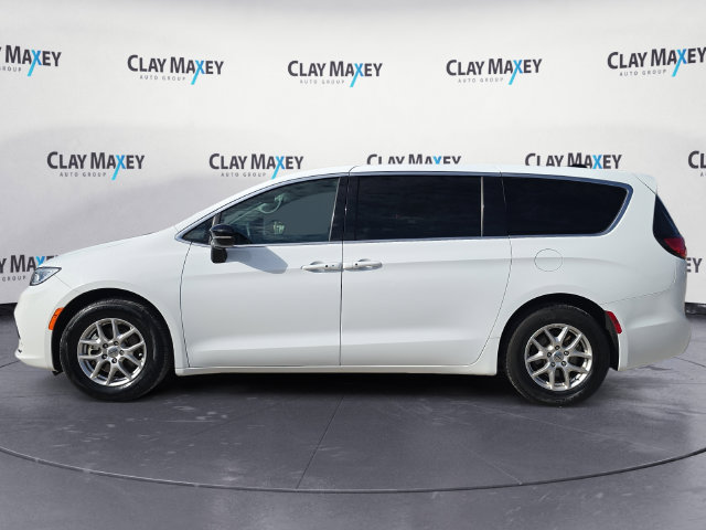 Used 2025 Chrysler Pacifica Select FWD image 2