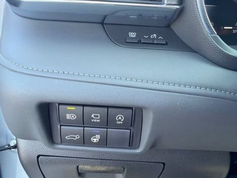 Used 2024 Toyota Highlander Platinum FWD image 12