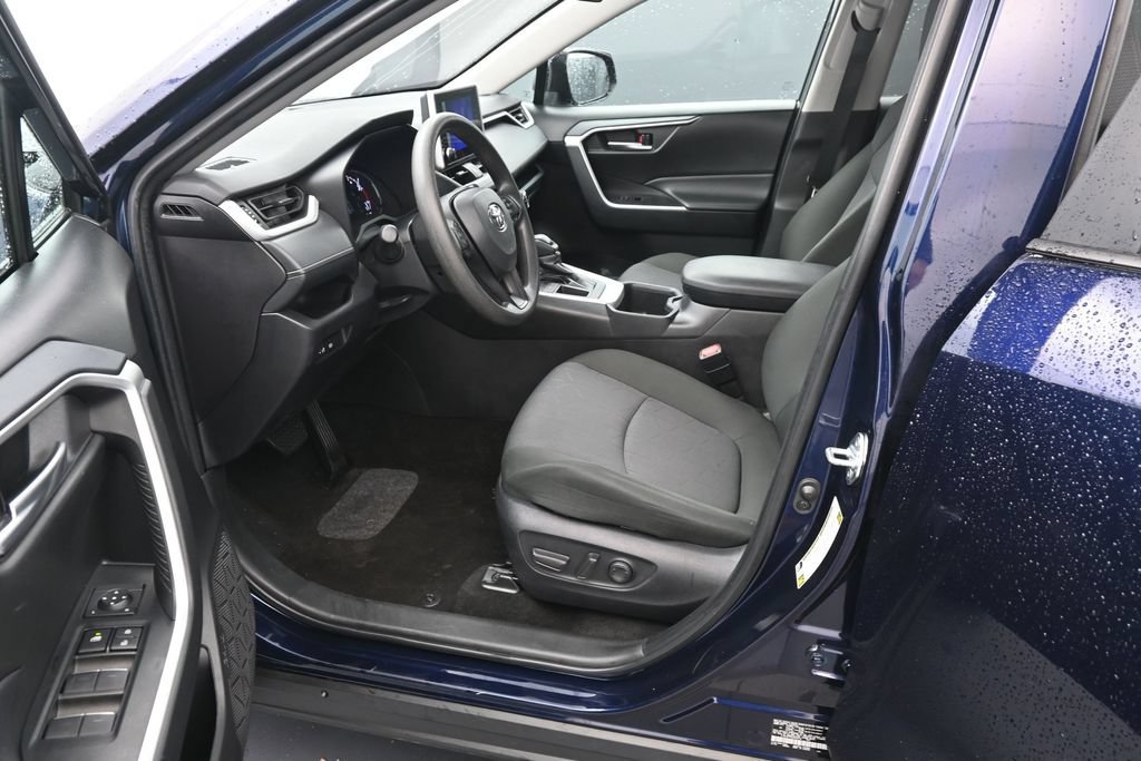 Used 2025 Toyota RAV4 XLE FWD image 16