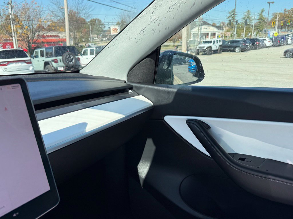 Used 2022 Tesla Model Y Long Range AWD/4WD image 19