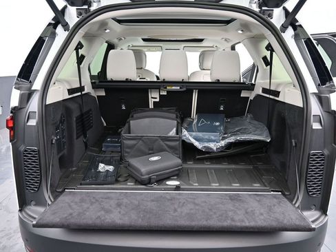 New 2025 Land Rover Discovery S AWD/4WD image 14