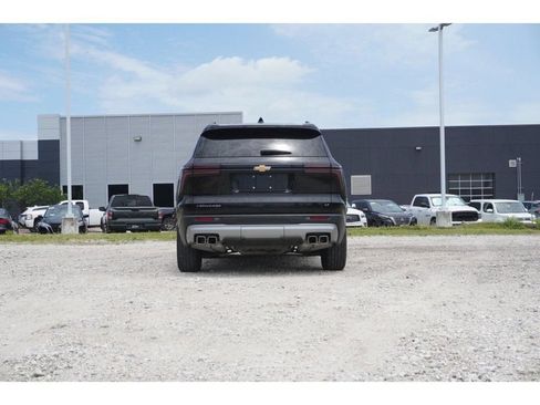 Used 2024 Chevrolet Traverse LT FWD image 3