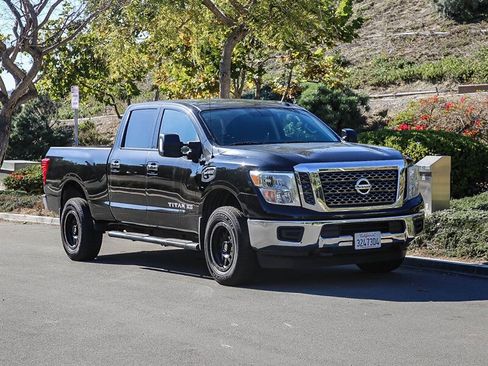 Used 2017 Nissan Titan SV image 9
