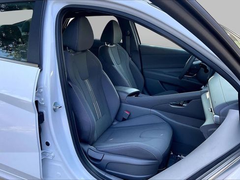 Certified 2025 Hyundai Elantra SEL FWD image 9