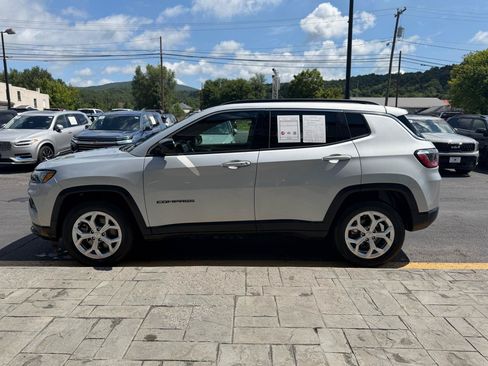 Used 2024 Jeep Compass Latitude AWD/4WD image 5
