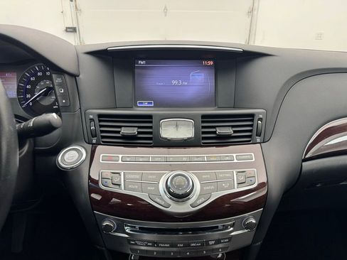 Used 2017 INFINITI Q70 L 3.7 image 24