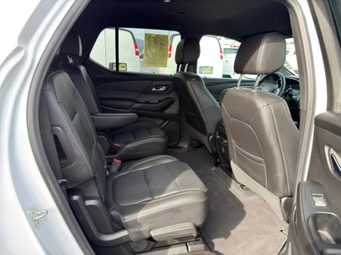 Used 2023 Chevrolet Traverse LT image 9