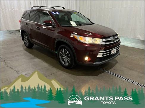 Certified 2019 Toyota Highlander XLE AWD/4WD image 1