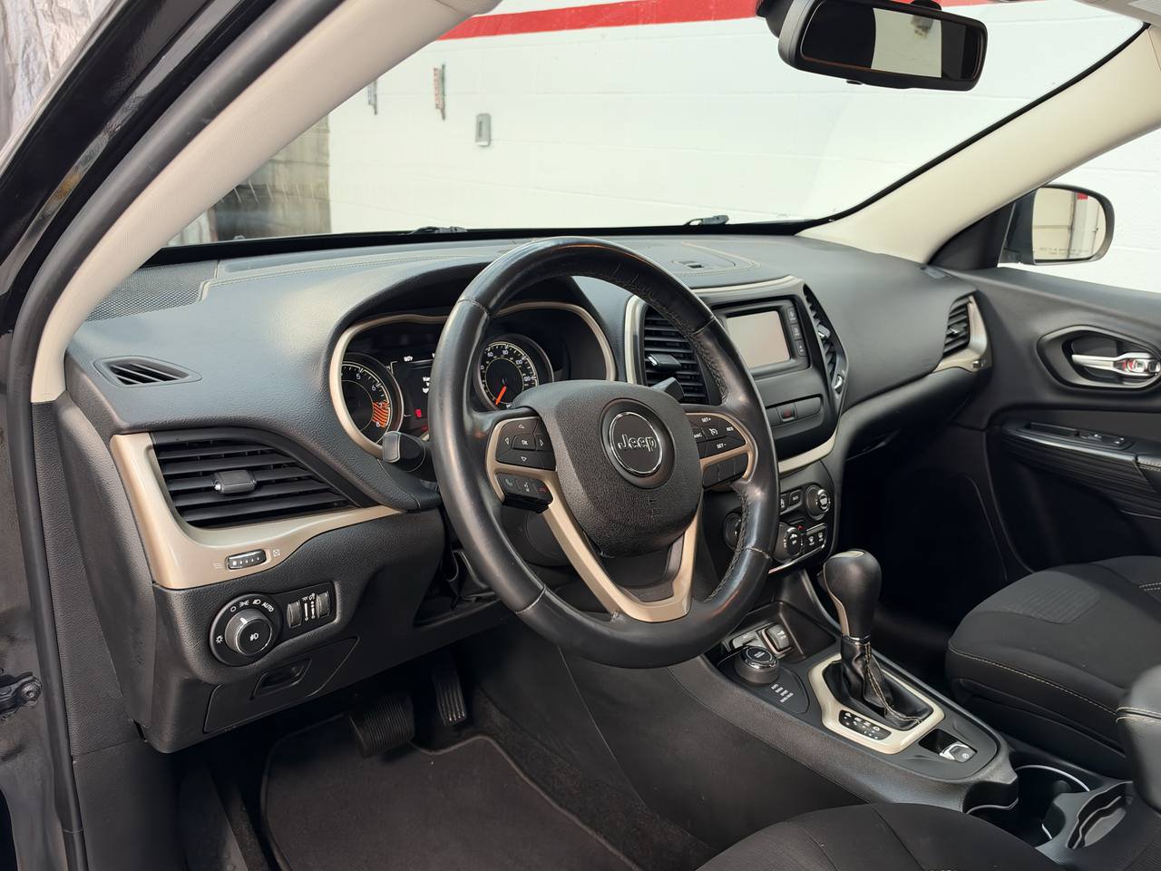 Used 2015 Jeep Cherokee Latitude AWD/4WD image 17