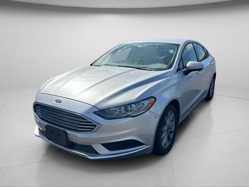 Used 2017 Ford Fusion SE w/ Fusion SE Technology Package FWD image 13