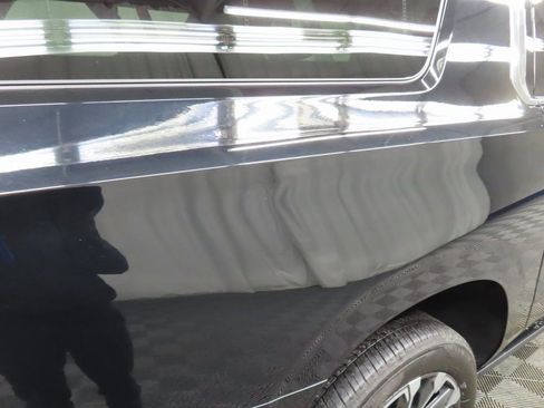 Used 2025 Chevrolet Suburban High Country image 32