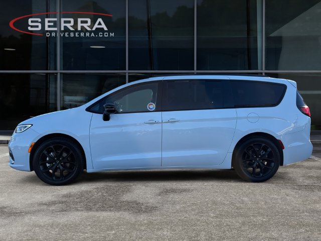 Used 2025 Chrysler Pacifica Limited FWD image 2