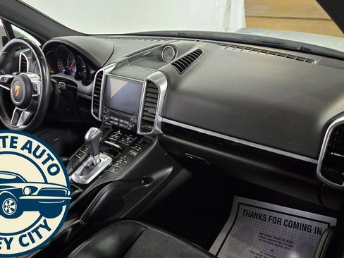 Used 2018 Porsche Cayenne Platinum Edition image 32