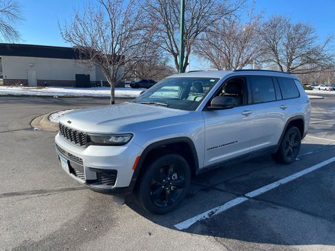 Used 2023 Jeep Grand Cherokee L Laredo image 3