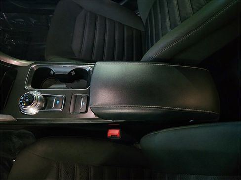 Used 2018 Ford Fusion SE w/ Fusion SE Technology Package image 11