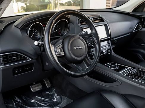 Used 2019 Jaguar F-PACE Premium AWD/4WD image 16