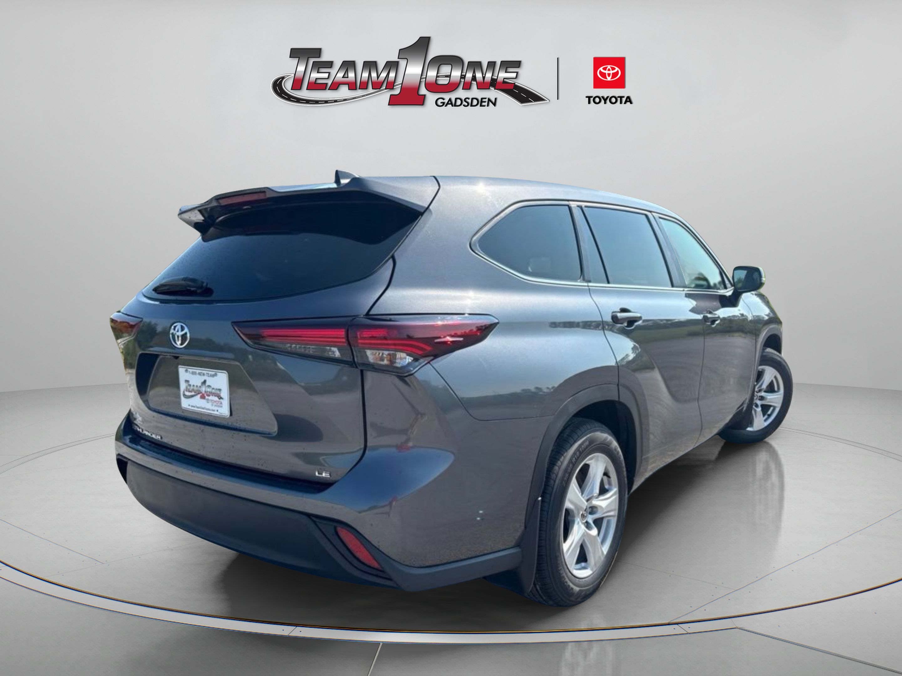 Used 2025 Toyota Highlander LE FWD image 9