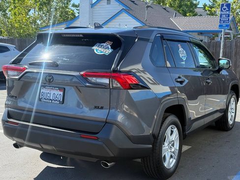 Used 2021 Toyota RAV4 XLE w/ Convenience Package FWD image 6