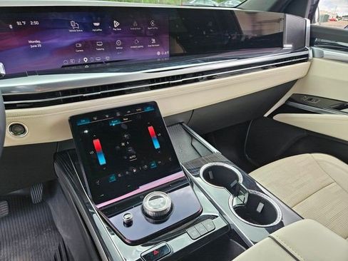 Certified 2025 Cadillac Escalade ESV Sport AWD/4WD image 22