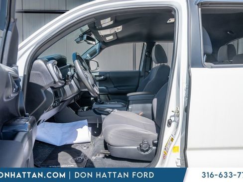 Used 2018 Toyota Tacoma TRD Sport AWD/4WD image 5