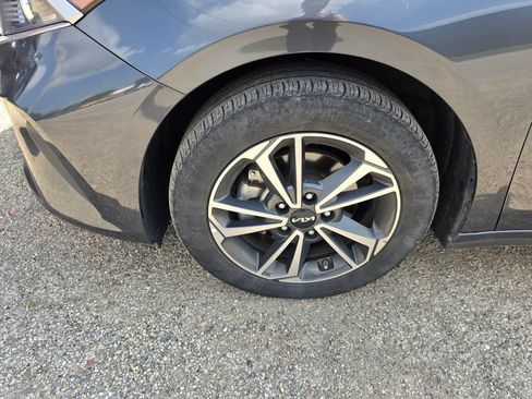 Used 2024 Kia Forte LXS FWD image 3