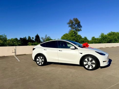 Used 2022 Tesla Model Y Long Range AWD/4WD image 5