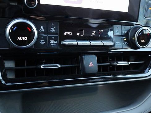 Used 2023 Toyota Highlander L image 16