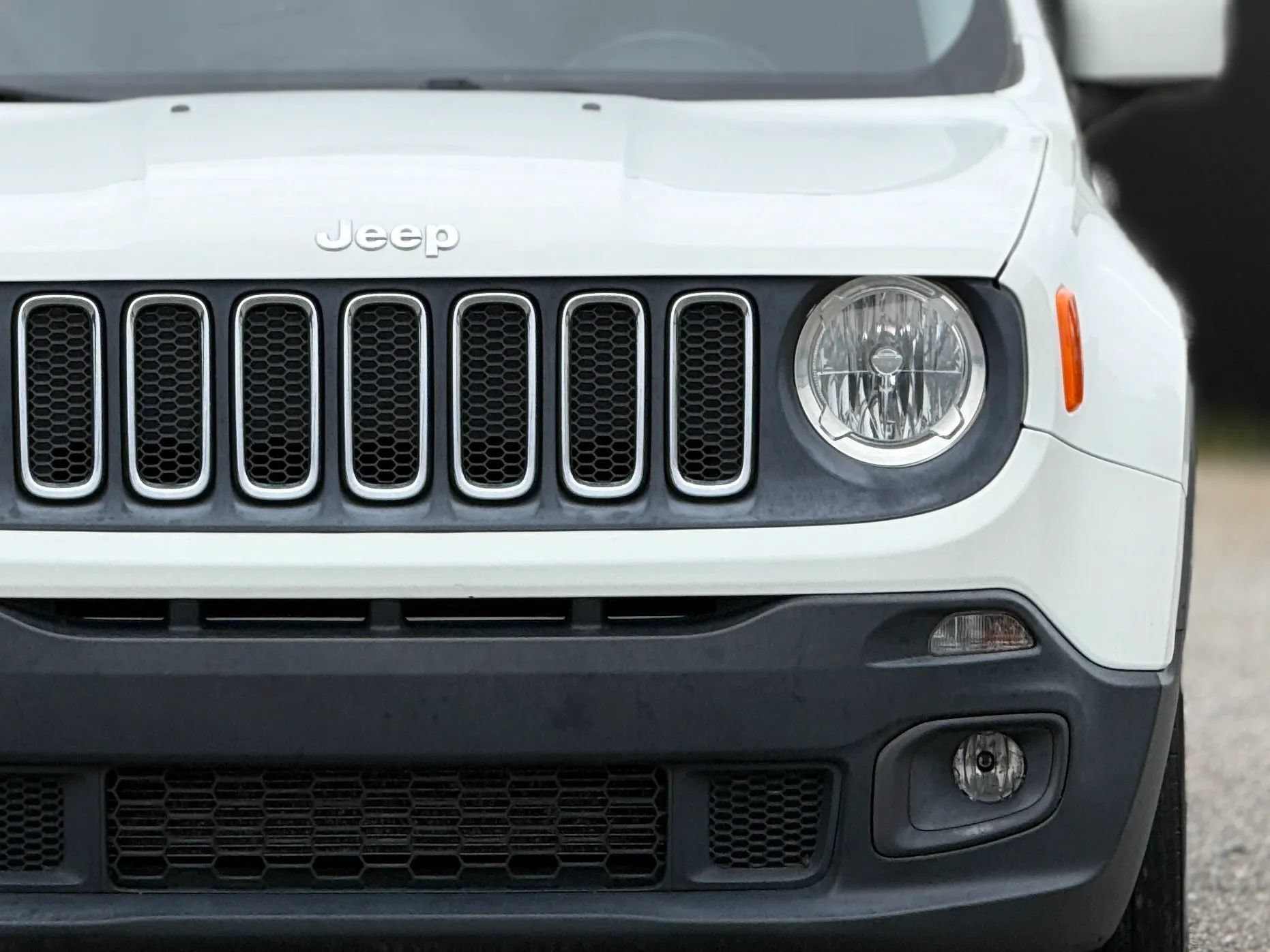 Used 2017 Jeep Renegade Latitude FWD image 12